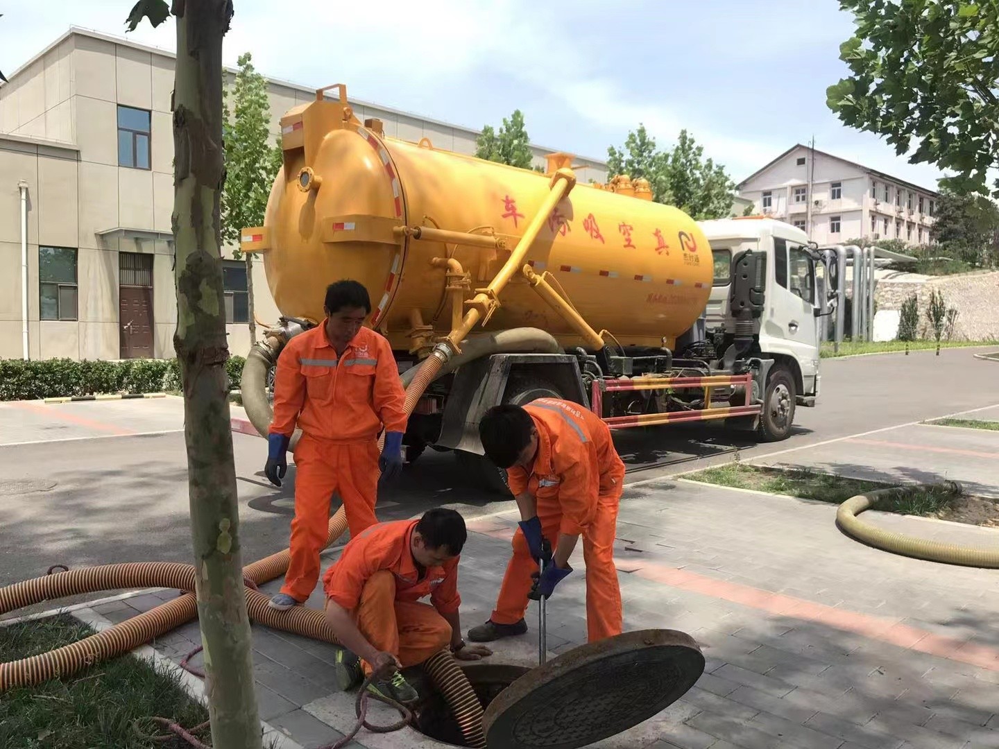 东凤镇化粪池清理与5-8吨吸粪车施工效率分析